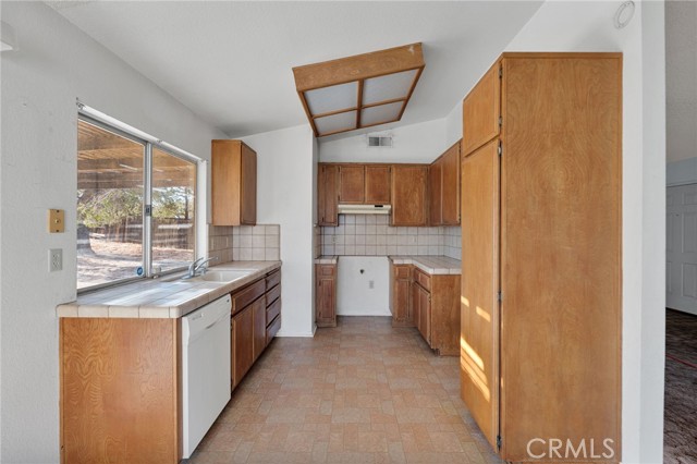 13106 Hollyberry, Victorville CA: https://media.crmls.org/medias/75d69cab-1f17-4adf-b0c2-0334a7fade19.jpg