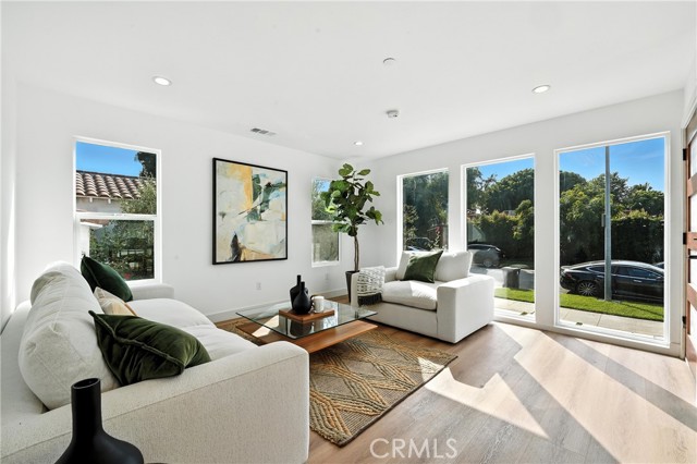 3031 3033 Vineyard Avenue, Los Angeles CA: https://media.crmls.org/medias/75d77fc7-5e20-4aaa-9a58-a0fb318029c6.jpg