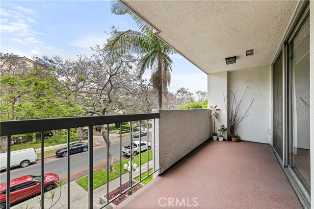 321 N Oakhurst Drive, Beverly Hills CA: https://media.crmls.org/medias/75d9d927-1494-42db-817f-6f26104e2318.jpg