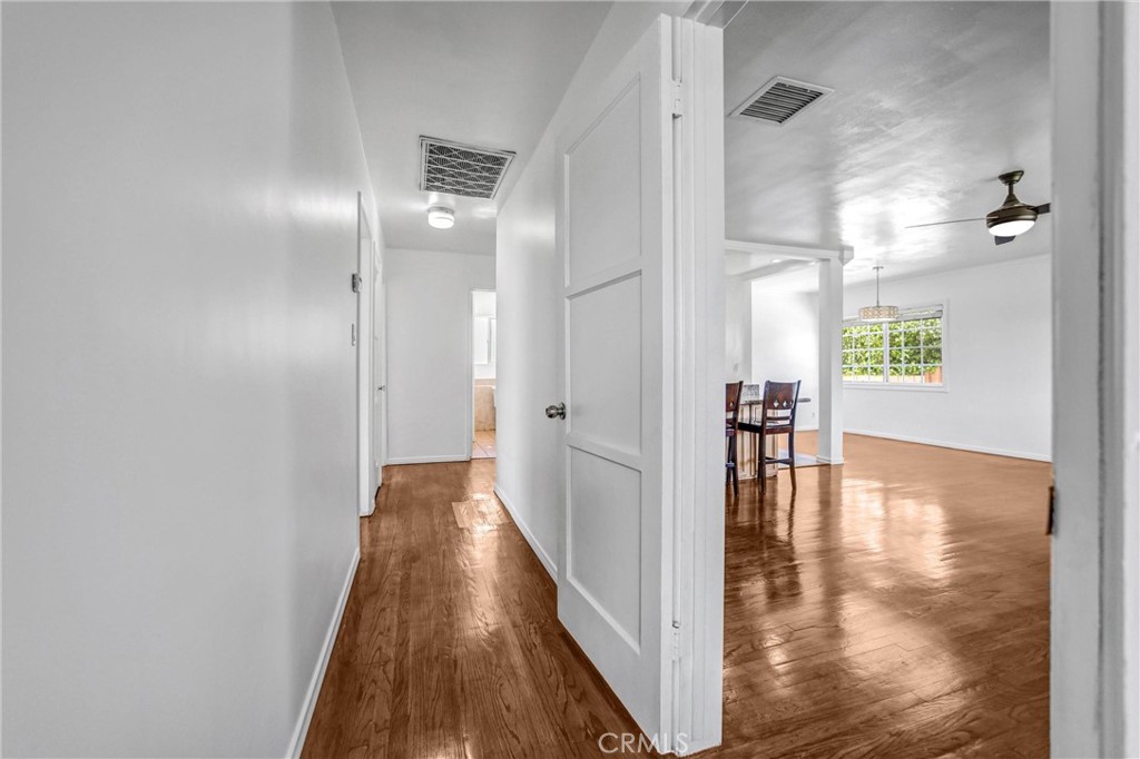 https://media.crmls.org/medias/75daea0d-bdcb-4ca1-ab53-5c2022aedab3.jpg?preset=X-Large