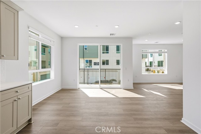 Detail Gallery Image 9 of 31 For 9427 N Sepulveda Blvd. #5,  North Hills,  CA 91343 - 3 Beds | 2/1 Baths