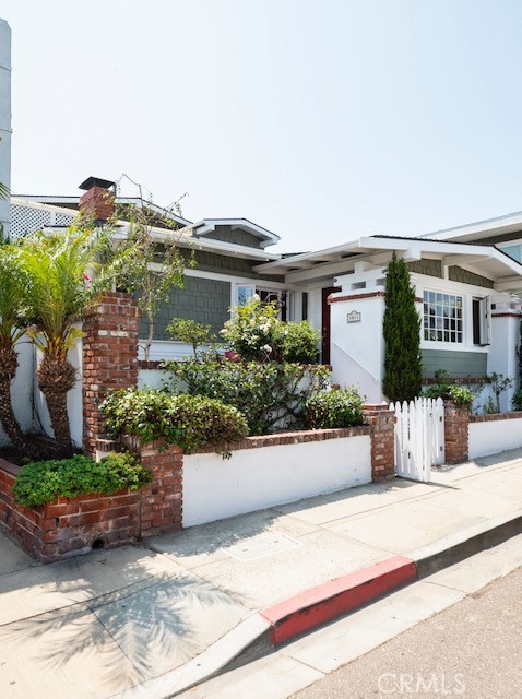 1011 Manhattan Avenue, Hermosa Beach, California 90254, 4 Bedrooms Bedrooms, ,2 BathroomsBathrooms,Residential,Sold,Manhattan,SB21155625