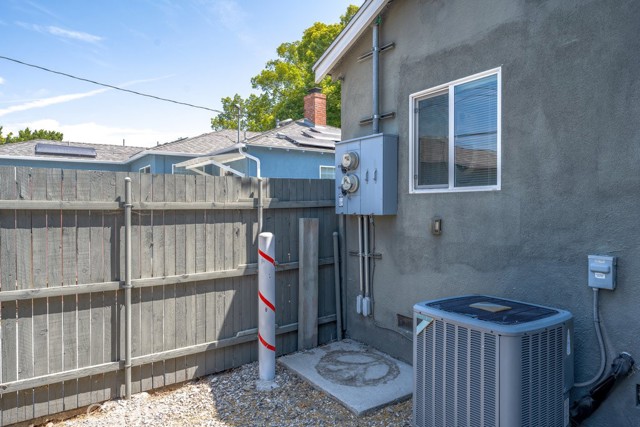 1219 N Lincoln Street, Burbank CA: https://media.crmls.org/medias/75e98806-c950-4943-a615-a4adb39b415c.jpg
