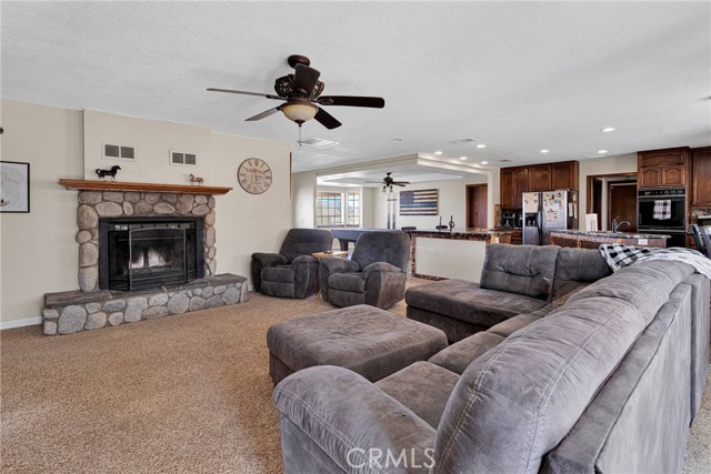 25733 Roundup Way, Apple Valley CA: https://media.crmls.org/medias/75eb78e9-aaef-4e6a-8768-8c125a1ade1e.jpg