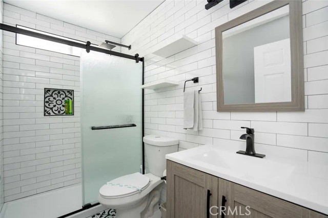 Detail Gallery Image 8 of 11 For 204 Welcome St, Los Angeles,  CA 90026 - 3 Beds | 1 Baths