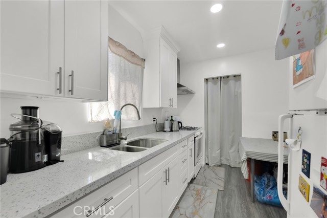 2621 Vineyard Avenue, Los Angeles CA: https://media.crmls.org/medias/75f060a4-5f12-468a-88ad-dd26d18f2b6d.jpg