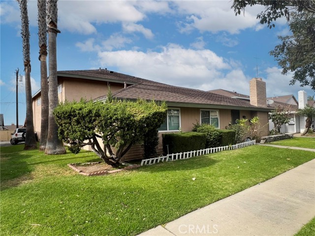 2562 N Bourbon Street, Orange CA: https://media.crmls.org/medias/75f28220-4ab9-4a36-a654-8b229c8c1653.jpg