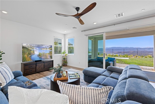 28528 Wildflower Terrace, Castaic CA: https://media.crmls.org/medias/75f4e39d-a058-439a-82e1-b4be690edf9a.jpg
