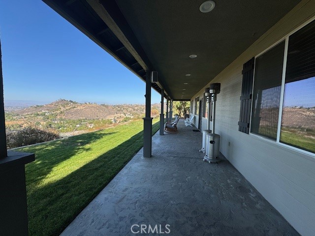 https://media.crmls.org/medias/75f587ca-2e97-4c1e-90fb-2a937a7182ac.jpg?preset=X-Large