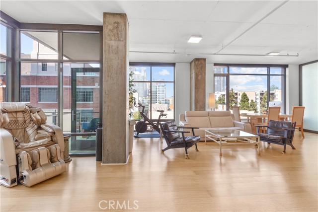 1111 S Grand Avenue, Los Angeles CA: https://media.crmls.org/medias/75f62c68-5e8e-409f-b2f9-2b1c5eb944ef.jpg