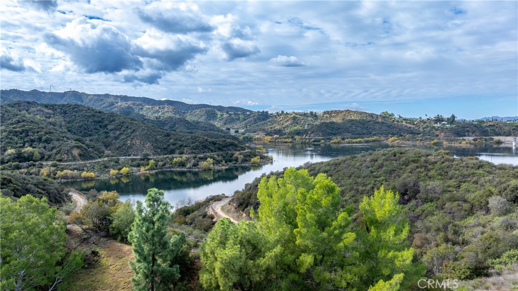 https://media.crmls.org/medias/75f63925-3b66-4fa9-bcc5-769d5c970c7f.jpg?preset=X-Large