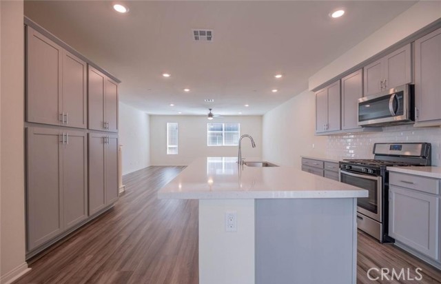 Detail Gallery Image 4 of 29 For 20625 Desert Ash, Winnetka,  CA 91306 - 4 Beds | 4 Baths