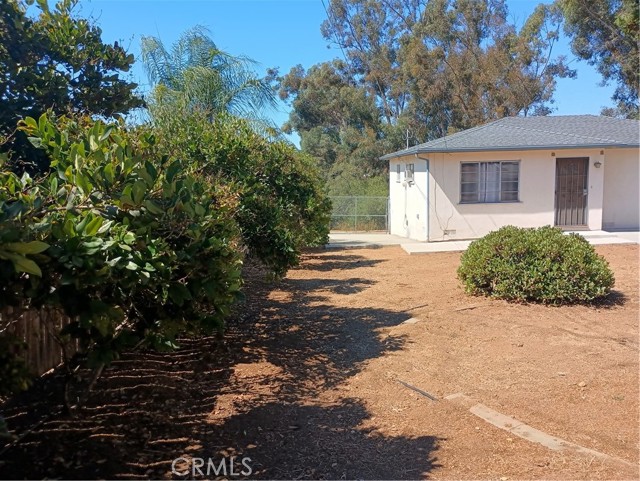 Overlooking the left side yard