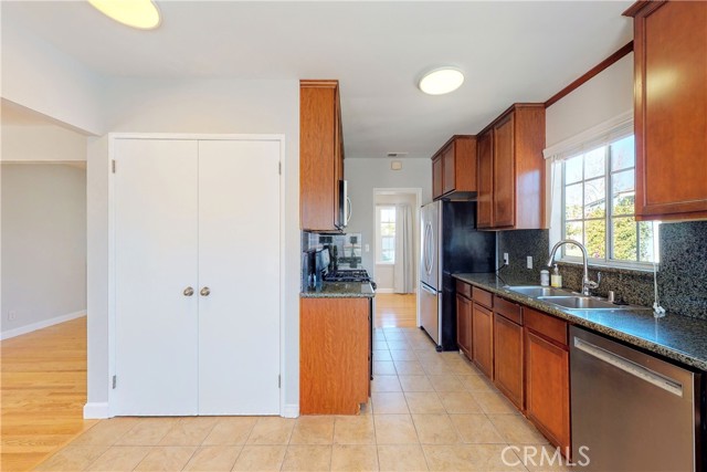 Detail Gallery Image 9 of 35 For 7648 Ostrom Ave, Lake Balboa,  CA 91406 - 4 Beds | 3 Baths