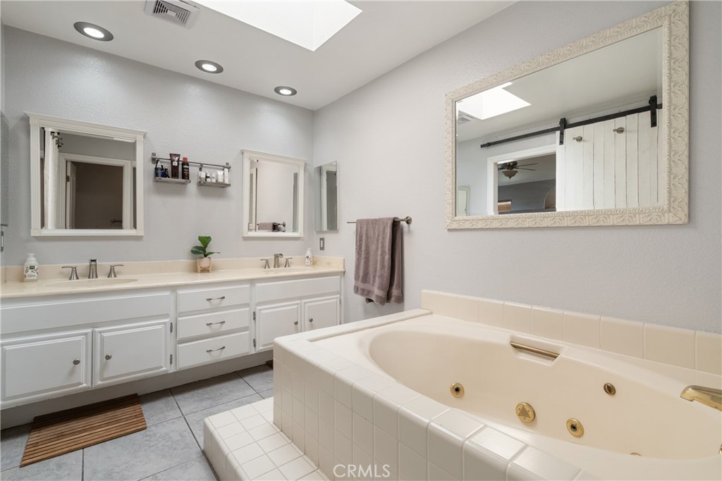 https://media.crmls.org/medias/75feb870-8636-47f7-94b3-89d478451f3c.jpg?preset=X-Large