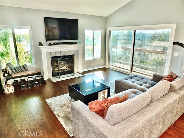 Detail Gallery Image 2 of 25 For 3600 E 4th #305,  Long Beach,  CA 90814 - 2 Beds | 2 Baths