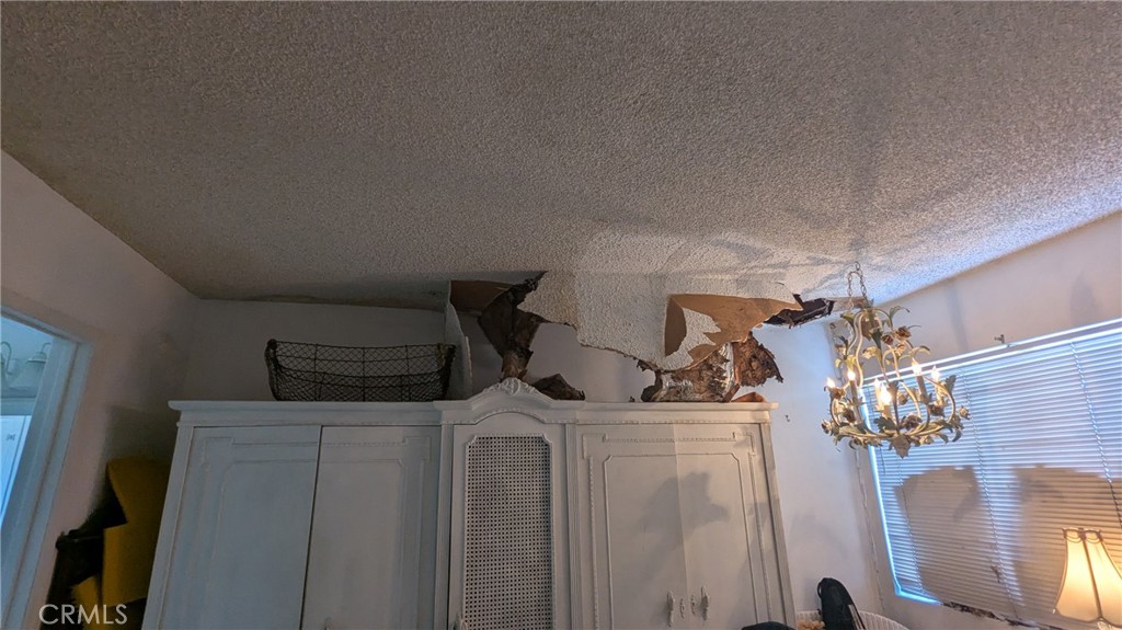 https://media.crmls.org/medias/7602ec4a-5d68-41ab-99db-edd54fbd9fa7.jpg?preset=X-Large
