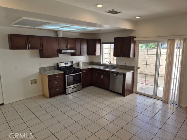 Detail Gallery Image 23 of 33 For 7615 Glade Ave #115,  Canoga Park,  CA 91304 - 3 Beds | 2/1 Baths