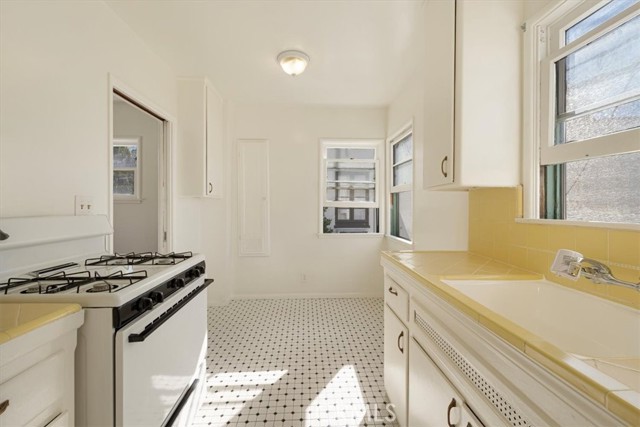 Detail Gallery Image 7 of 14 For 1126 Chelsea Ave #B,  Santa Monica,  CA 90403 - 0 Beds | 1 Baths