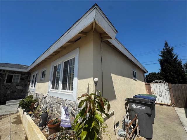 Detail Gallery Image 4 of 7 For 835 E Bonds St, Carson,  CA 90745 - 4 Beds | 2 Baths