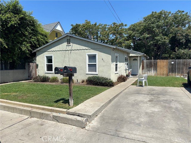 611 N Daisy Avenue, Santa Ana CA: https://media.crmls.org/medias/760dbd15-82ad-46cc-b2f2-3523cbf98c66.jpg