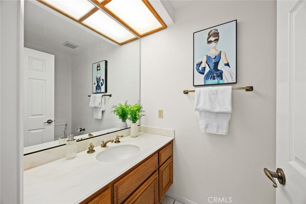 https://media.crmls.org/medias/761057a9-89d4-4169-bfbf-c3ca161c94c7.jpg?preset=X-Large