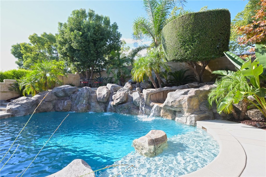 https://media.crmls.org/medias/76113bb6-0249-402d-8baa-21dfcc95e232.jpg?preset=X-Large