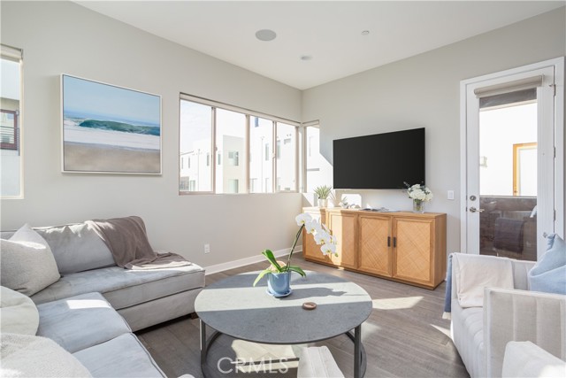 Detail Gallery Image 4 of 24 For 72 Ebb Tide Cir, Newport Beach,  CA 92663 - 3 Beds | 3/1 Baths