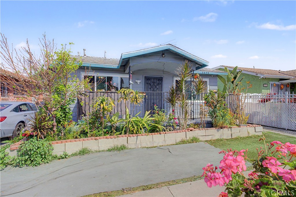 1425 W Gage