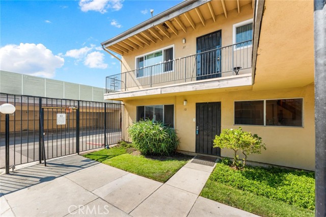 5535 Ackerfield Avenue, Long Beach CA: https://media.crmls.org/medias/761a7a7d-258f-4241-a5ed-0a2c9e19ccb2.jpg