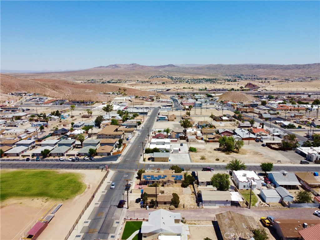 https://media.crmls.org/medias/761af267-b02b-4a29-8676-7715871b39ab.jpg?preset=X-Large