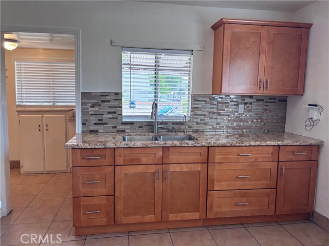 Detail Gallery Image 4 of 30 For 400 N Virginia Ave, Azusa,  CA 91702 - 2 Beds | 1 Baths