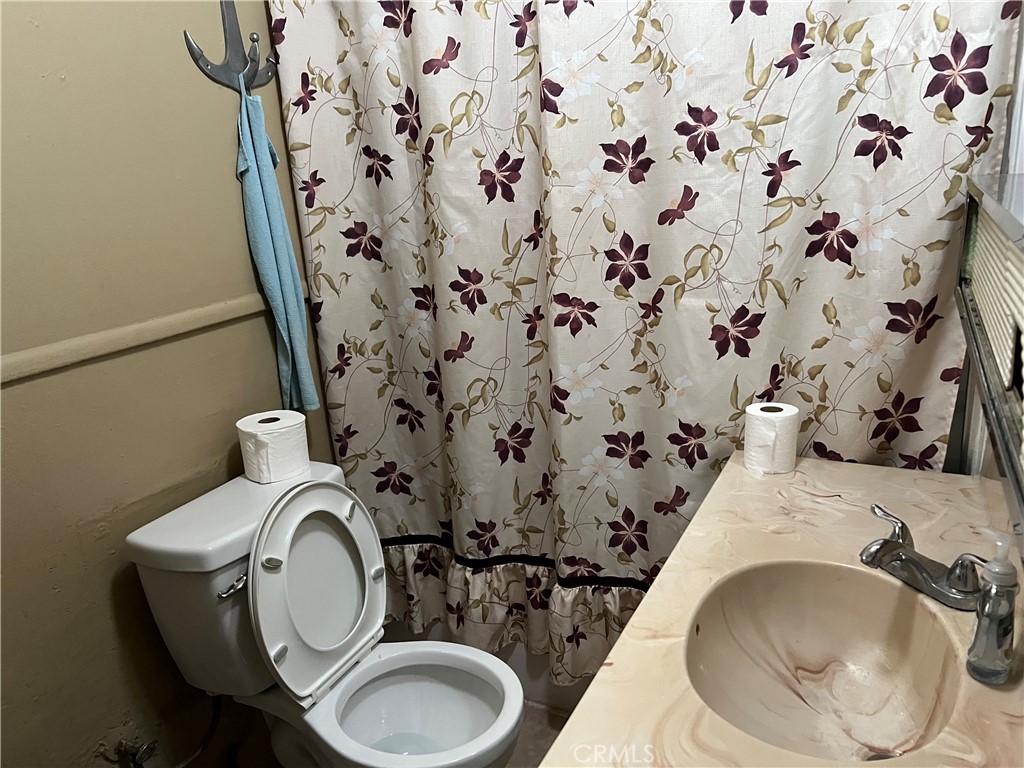 https://media.crmls.org/medias/761e78f5-1513-4e88-a929-bbe29f5c4fcb.jpg?preset=X-Large