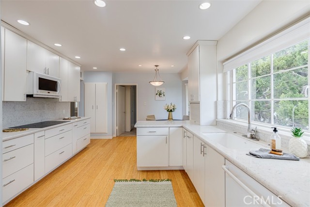 Detail Gallery Image 12 of 45 For 523 Meadows Dr., Glendale,  CA 91202 - 4 Beds | 4 Baths