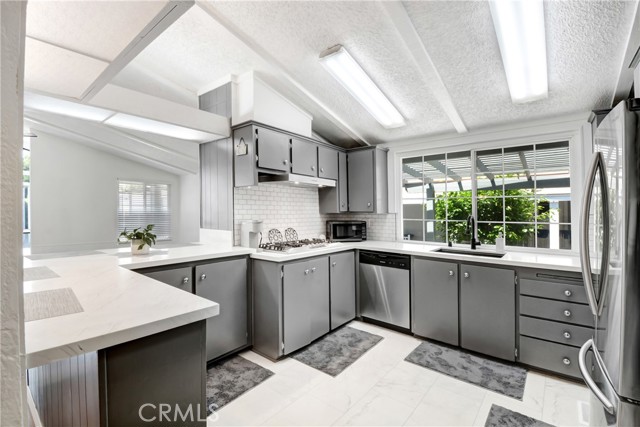 Detail Gallery Image 6 of 14 For 1919 W Coronet #62,  Anaheim,  CA 92801 - 2 Beds | 2/1 Baths