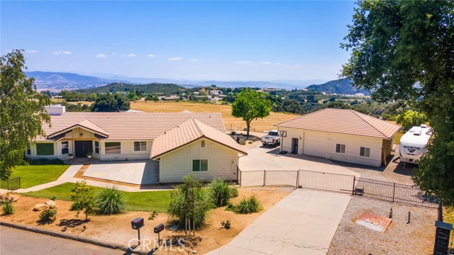 13288 Oak Crest Drive, Yucaipa CA: https://media.crmls.org/medias/76227480-e962-4c83-be39-68f298ccae66.jpg