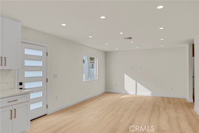 Detail Gallery Image 30 of 39 For 7040 Tyrone Ave, Van Nuys,  CA 91405 - 6 Beds | 4/1 Baths