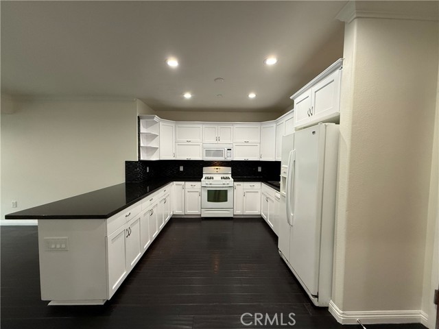 Detail Gallery Image 4 of 30 For 332 S Virgil #201,  Los Angeles,  CA 90020 - 3 Beds | 2 Baths