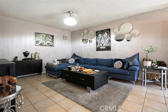 6923 Ben Avenue, North Hollywood CA: https://media.crmls.org/medias/762b89e8-4fcd-4196-85ff-db511e5a9723.jpg