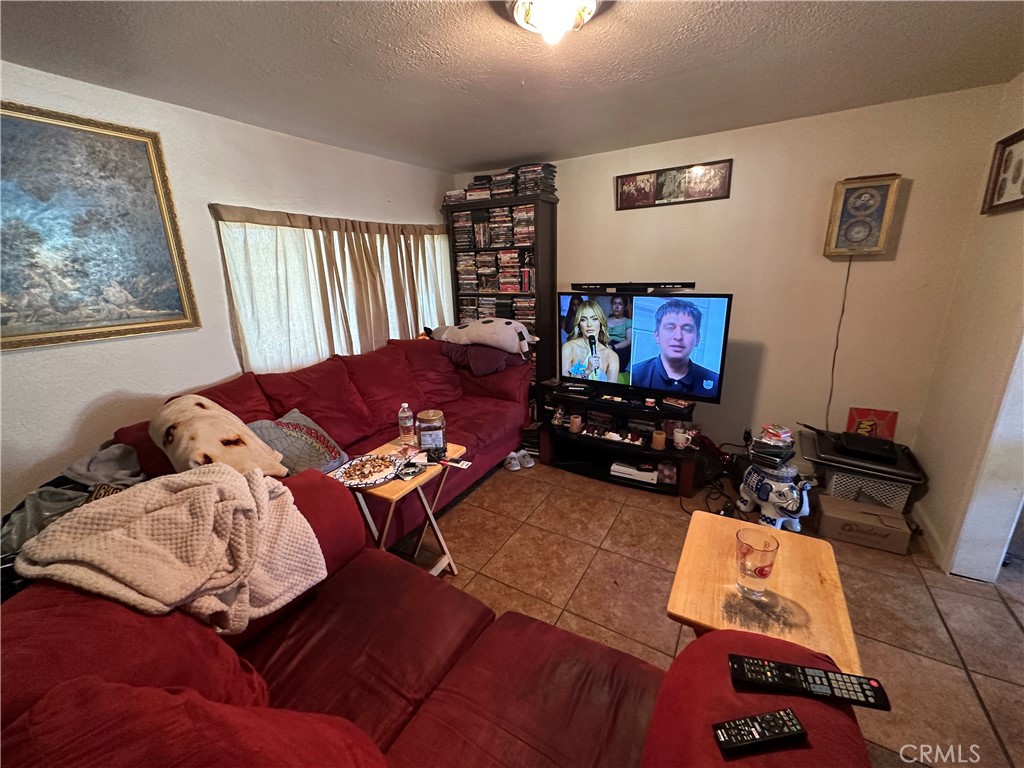 https://media.crmls.org/medias/762db253-df99-43b9-b26c-0b3c1931b1ca.jpg?preset=X-Large