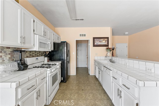 Detail Gallery Image 10 of 22 For 1213 E Bachelor, Bakersfield,  CA 93307 - 3 Beds | 2 Baths