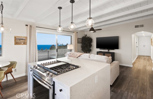 Detail Gallery Image 10 of 46 For 284 Chiquita, Laguna Beach,  CA 92651 - 4 Beds | 2/2 Baths
