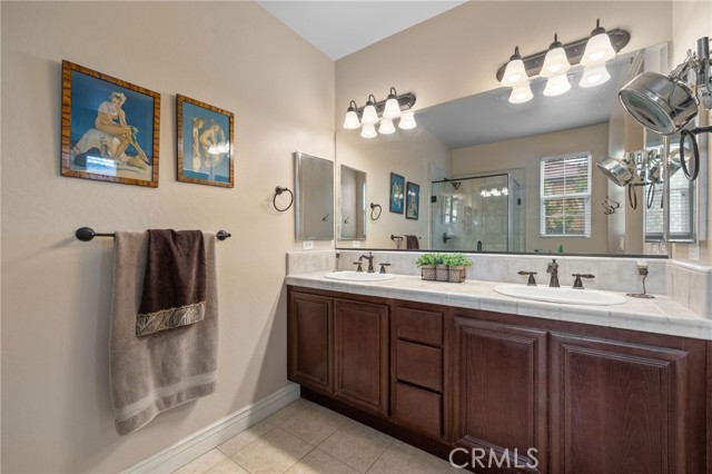 5206 Village Green Lane, Bakersfield CA: https://media.crmls.org/medias/7632a3ee-12ff-43bd-bf87-0d7fc98c7b67.jpg