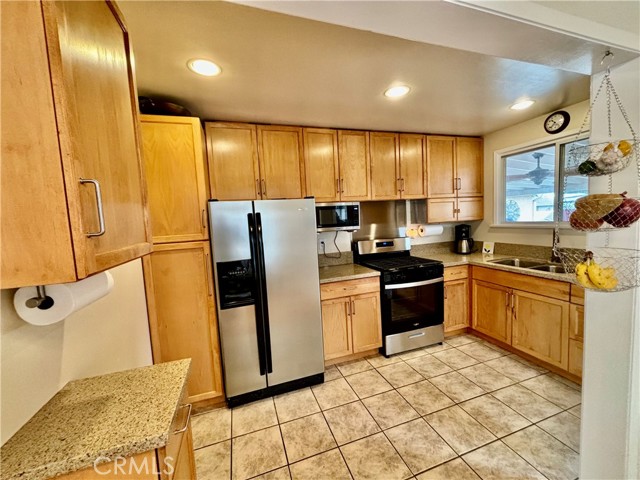 Detail Gallery Image 4 of 18 For 15001 Sutro Ave, Gardena,  CA 90249 - 3 Beds | 2 Baths