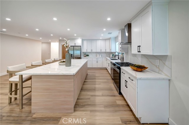 Detail Gallery Image 12 of 41 For 24250 Friar St, Woodland Hills,  CA 91367 - 4 Beds | 4 Baths