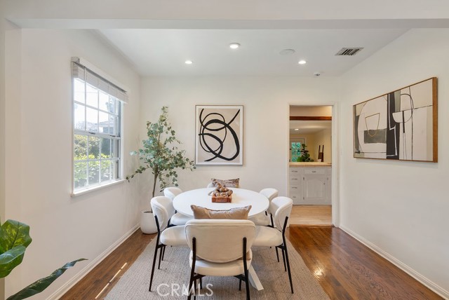 406 University Avenue, Burbank CA: https://media.crmls.org/medias/76406ae0-f50b-4c86-b05b-1f16a24b9e00.jpg