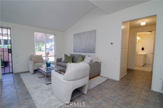 19152 Avenue Of The Oaks, Newhall CA: https://media.crmls.org/medias/7644a730-e39f-4d54-8dea-021dae316659.jpg