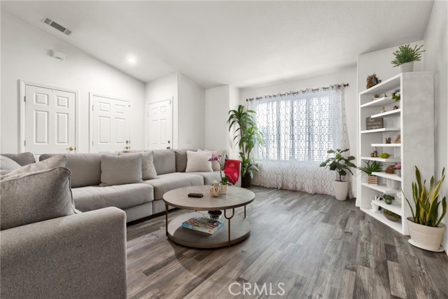 Detail Gallery Image 3 of 24 For 13061 Billings Ct, Victorville,  CA 92395 - 3 Beds | 2 Baths