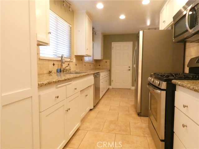 Detail Gallery Image 6 of 20 For 1202 N School, Santa Maria,  CA 93454 - 3 Beds | 2 Baths