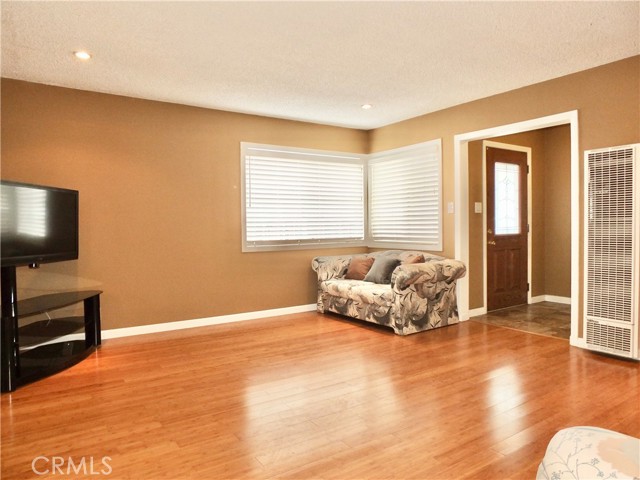 1301 W Robidoux Street, Wilmington CA: https://media.crmls.org/medias/7646f115-5576-4352-a3f4-f88f8433fa76.jpg